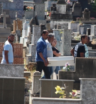 Criança foi sepultada no cemitério do Caju