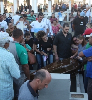 Amigos e familiares despediram do jovem 