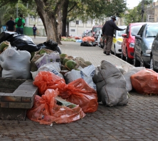 Lixo ficou acumulado nas ruas
