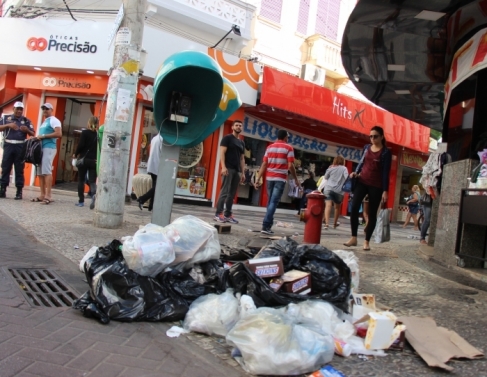Lixo ficou acumulado nas ruas