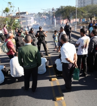 Em protesto, rodoviários fecharam acesso na Lapa