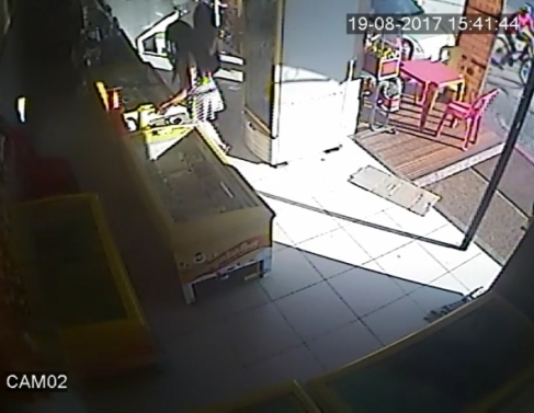 Minutos depois executores passam de bicicleta