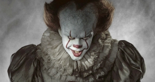 Palhaço Pennywise aterroriza crianças em IT