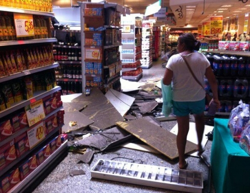 Teto de supermercado cai em Macaé