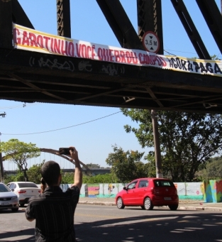 Faixa foi pendurada na ponte f&eacute;rrea