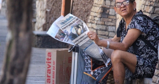 Lendo a Folha da Manh&atilde;