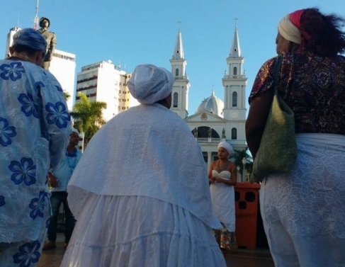 Integrantes pregam paz e respeito com as religies 