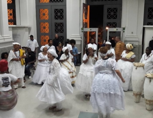 Integrantes pregam paz e respeito com as religies