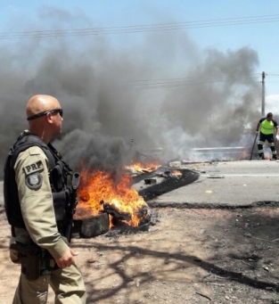 Protesto na BR 101 no Pq. Aeroporto