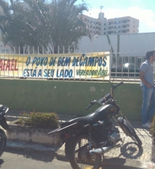 Aliados de Rafael em  frente a Prefeitura