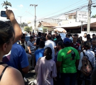 Tumulto em frente  Prefeitura de Campos