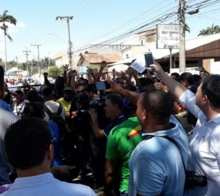 Tumulto em frente  Prefeitura de Campos