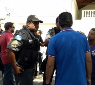 Tumulto em frente  Prefeitura de Campos