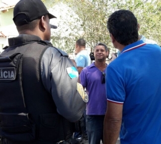 Tumulto em frente  Prefeitura de Campos