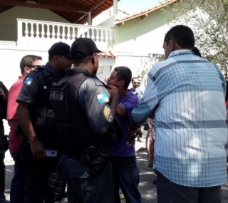 Tumulto em frente  Prefeitura de Campos