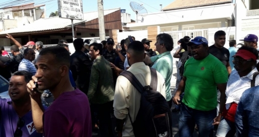 Aliados de Rafael em  frente a Prefeitura