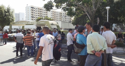 Aliados de Rafael em  frente a Prefeitura