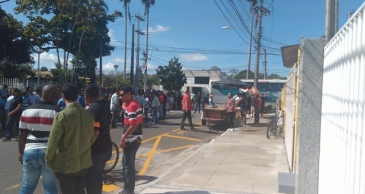 Aliados de Rafael em  frente a Prefeitura