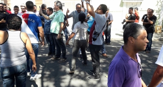 Aliados de Rafael em  frente a Prefeitura