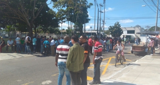 Aliados de Rafael em  frente a Prefeitura