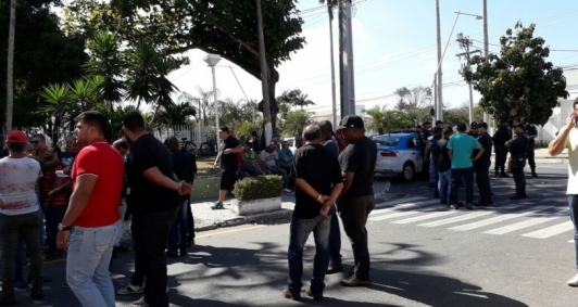 Aliados de Rafael em  frente a Prefeitura