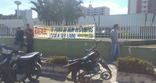Aliados de Rafael em  frente a Prefeitura