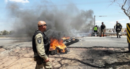 Protesto fecha a BR 101 (Foto: Jane Ribeiro)