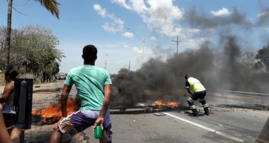 Protesto fecha a BR 101