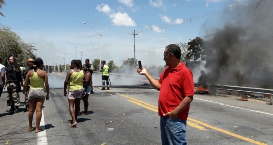 Protesto fecha a BR 101 (Foto: Jane Ribeiro)