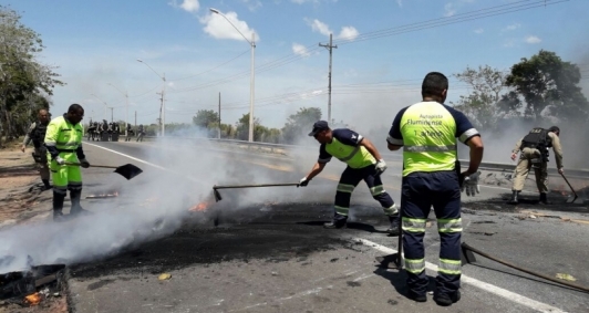 Protesto fecha a BR 101 (Foto: Jane Ribeiro)