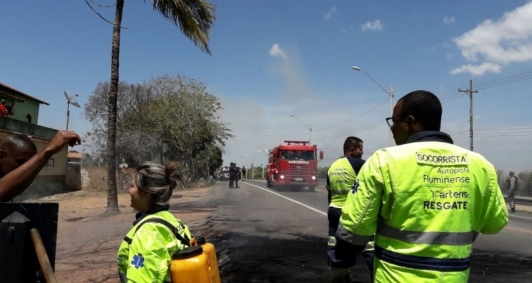 Protesto fecha a BR 101 (Foto: Jane Ribeiro)