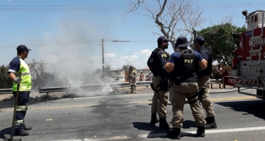 Protesto fecha a BR 101 (Foto: Jane Ribeiro)