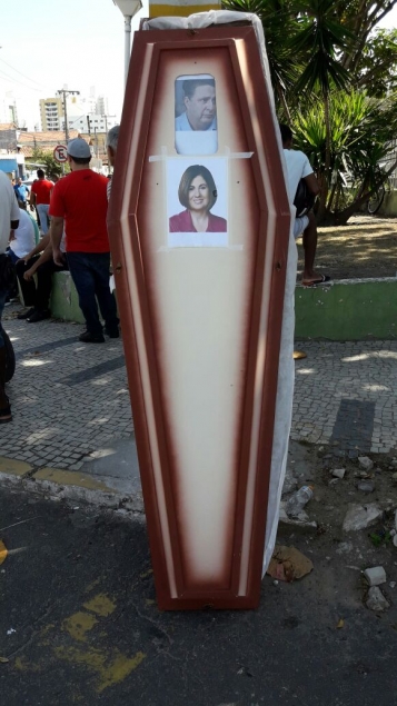 Caixão com foto dos Garotinho  