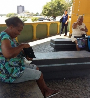 Sem ônibus, senhoras aguardam vans