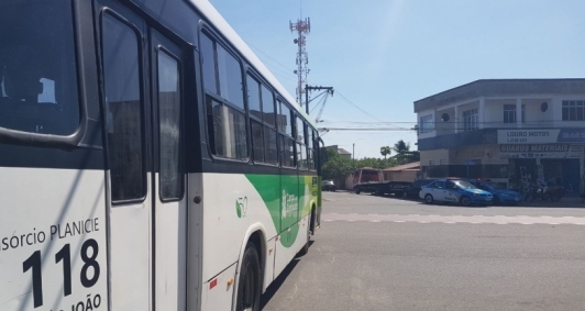 nibus da So Joo saem da garagem com apoio da PM