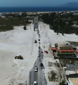 Rodovia interditada por dunas