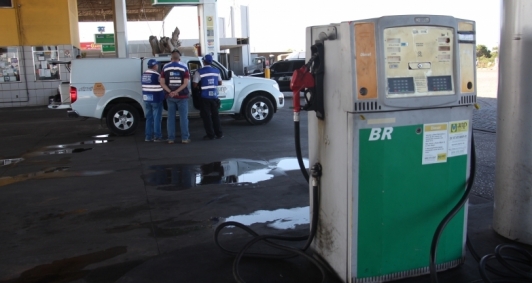 Posto Rei do Petrleo interditado (Foto: Antnio Leudo)