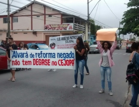 Manifestao de alunos e professores pelo CEJOPA