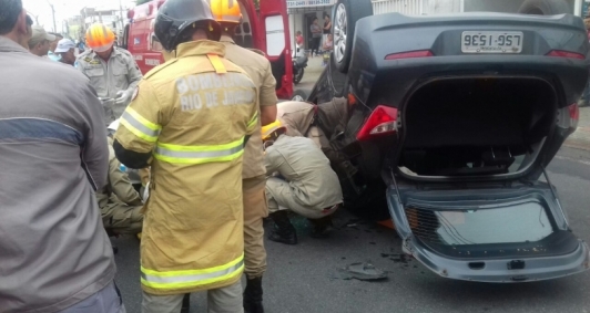 Capotamento na Avenida 28 de Maro
