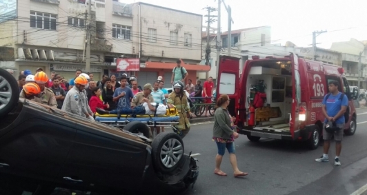 Capotamento na Avenida 28 de Maro
