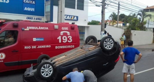 Capotamento na Avenida 28 de Maro
