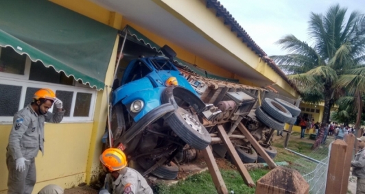 Caminho invade escola em Iguaba Grande