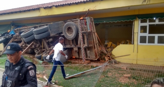 Caminho invade escola em Iguaba Grande