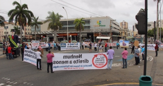 Membros de Sindicato dos Bancrios protestam no centro