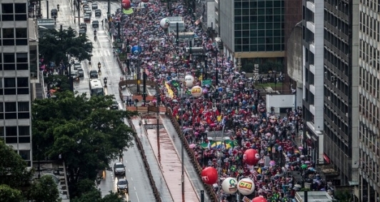 Defensores do governo Dilma vo s ruas