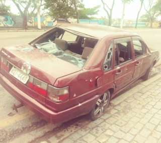 Motorista destruiu o próprio carro
