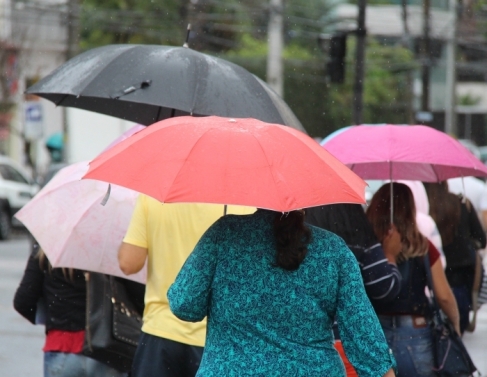 Dezembro comea com alerta para chuvas