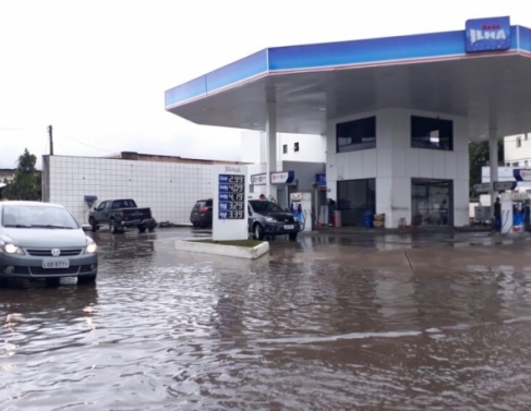 Chuva e alagamento prximo ao Posto Ilha