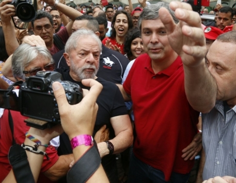 Lula chega ao IFF Campos e recebido por apoiadores