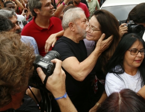 Lula chega ao IFF Campos e recebido por apoiadores